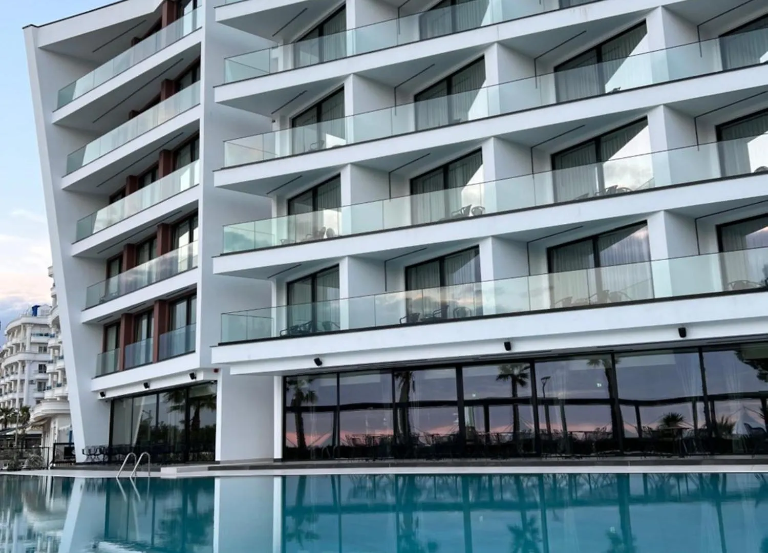 Luxury Premium Finese Hotel Golem